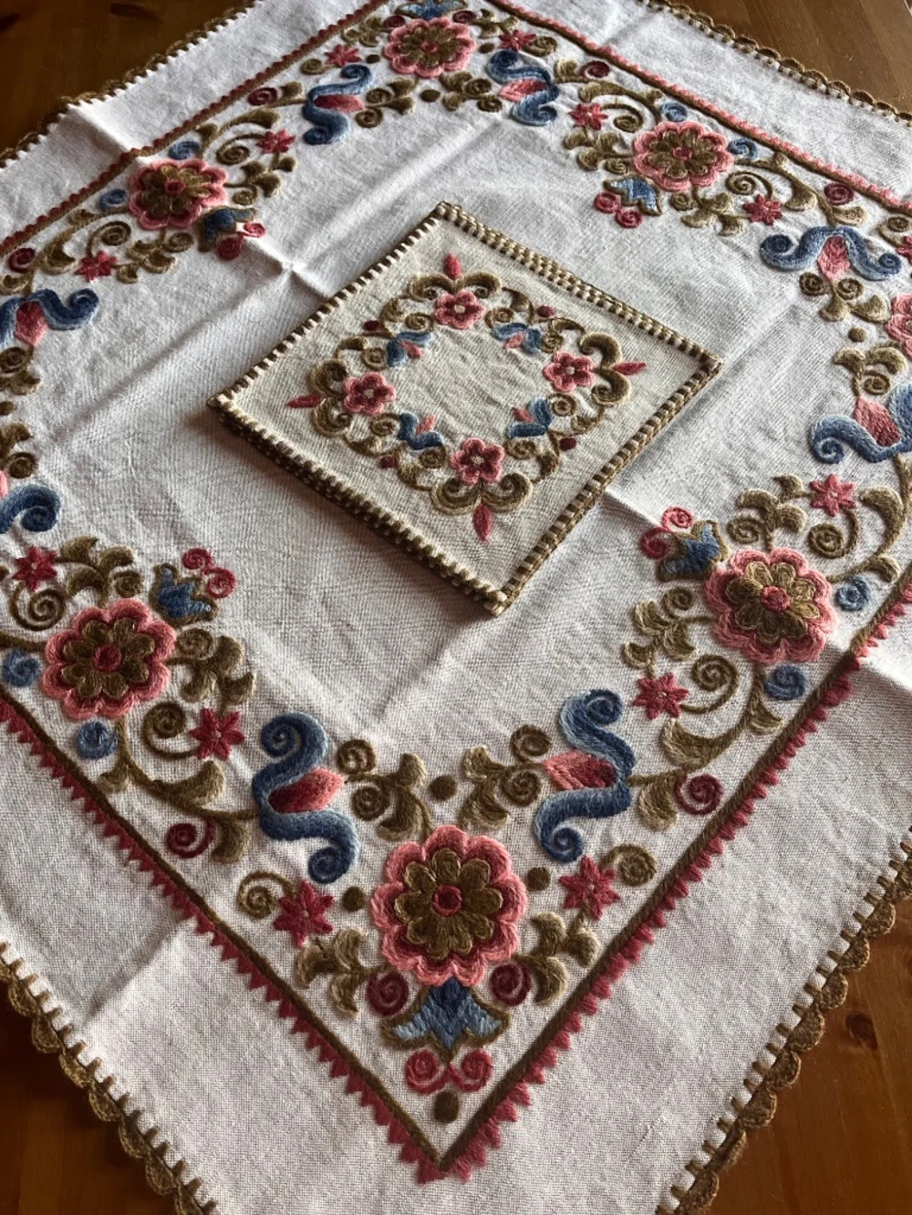 Vintage  Hand Embroidered Floral Linen Tablecloth Coaster 5 Pc Set